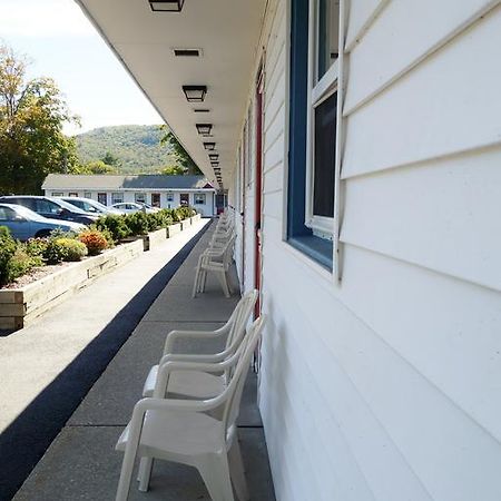 Monument Mountain Motel Great Barrington Exterior photo